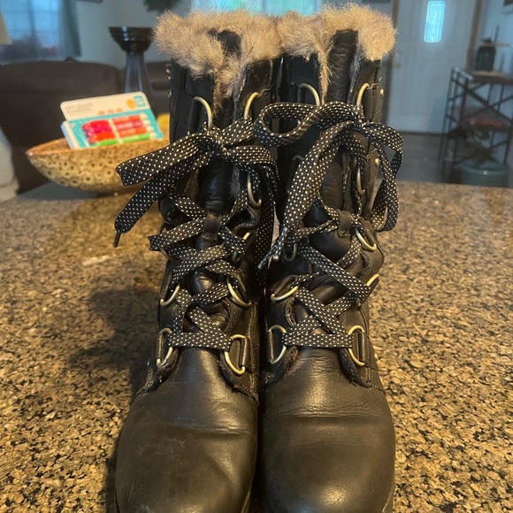 Size 7 Sorel boots - Picture 3 of 3